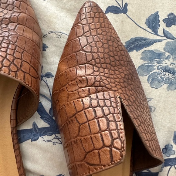Lulu's Mules Crocodile Pointed Toe Flats Size 6 - Picture 5 of 5